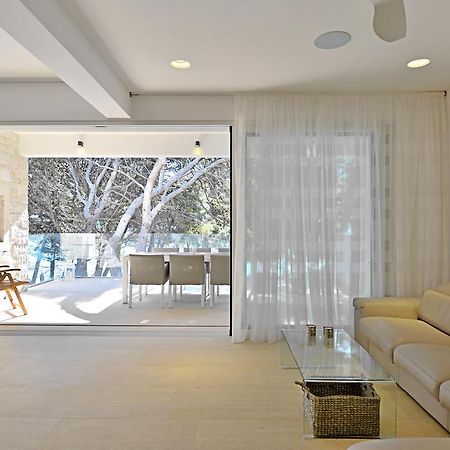 Chiponsky One - 5 Star Beachfront Property Bol Exterior photo