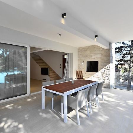 Chiponsky One - 5 Star Beachfront Property Bol Exterior photo