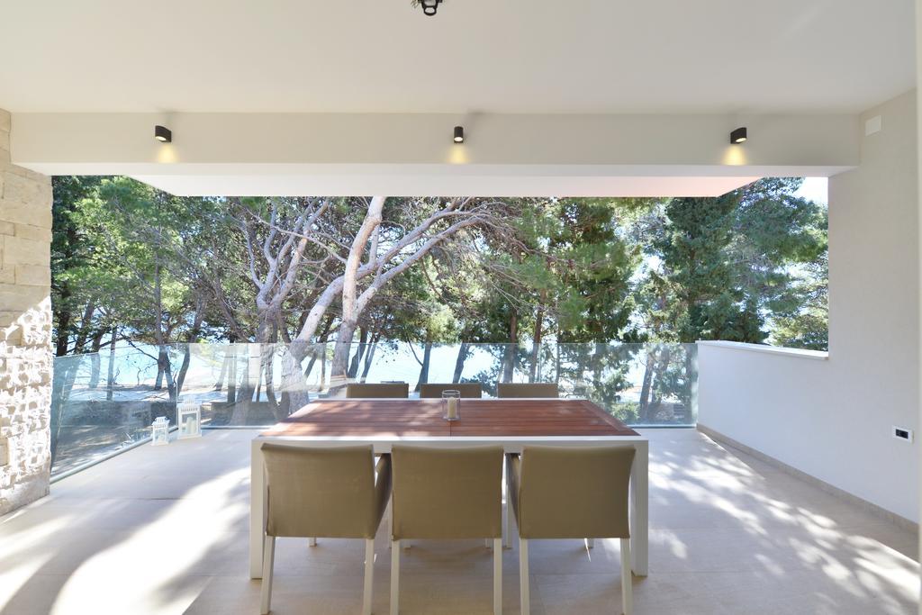 Chiponsky One - 5 Star Beachfront Property Bol Exterior photo
