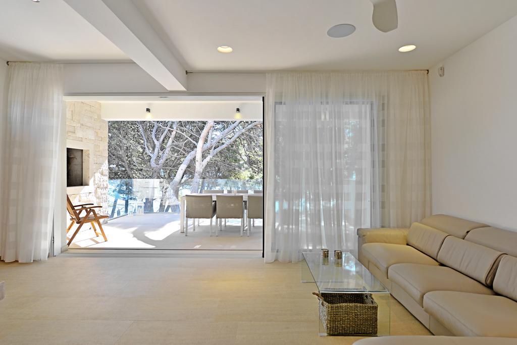 Chiponsky One - 5 Star Beachfront Property Bol Exterior photo