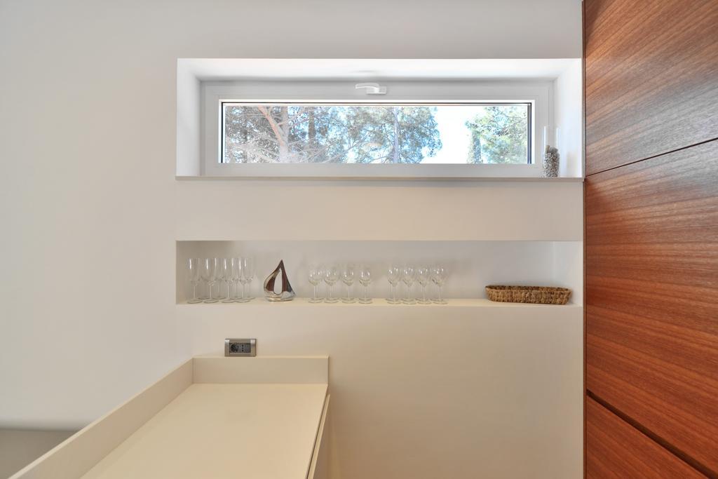 Chiponsky One - 5 Star Beachfront Property Bol Exterior photo