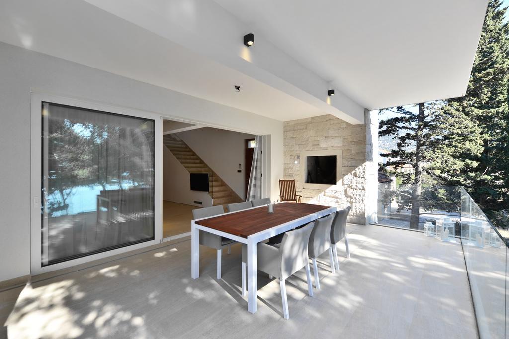 Chiponsky One - 5 Star Beachfront Property Bol Exterior photo