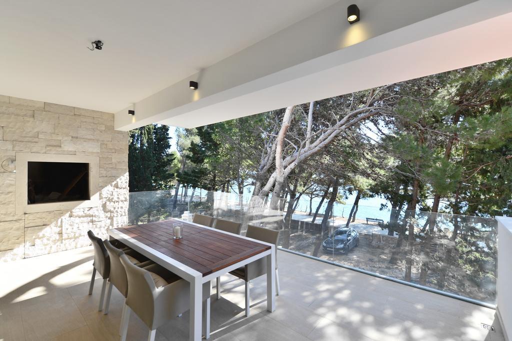 Chiponsky One - 5 Star Beachfront Property Bol Exterior photo