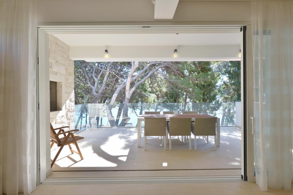 Chiponsky One - 5 Star Beachfront Property Bol Exterior photo