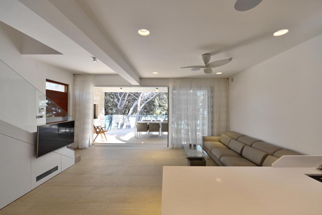 Chiponsky One - 5 Star Beachfront Property Bol Exterior photo
