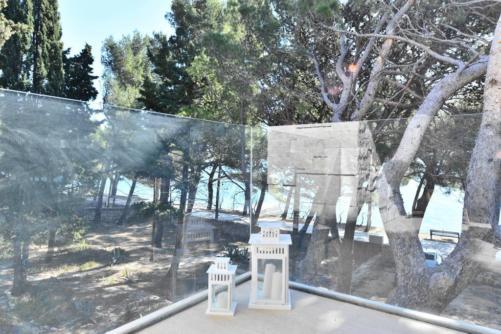 Chiponsky One - 5 Star Beachfront Property Bol Exterior photo