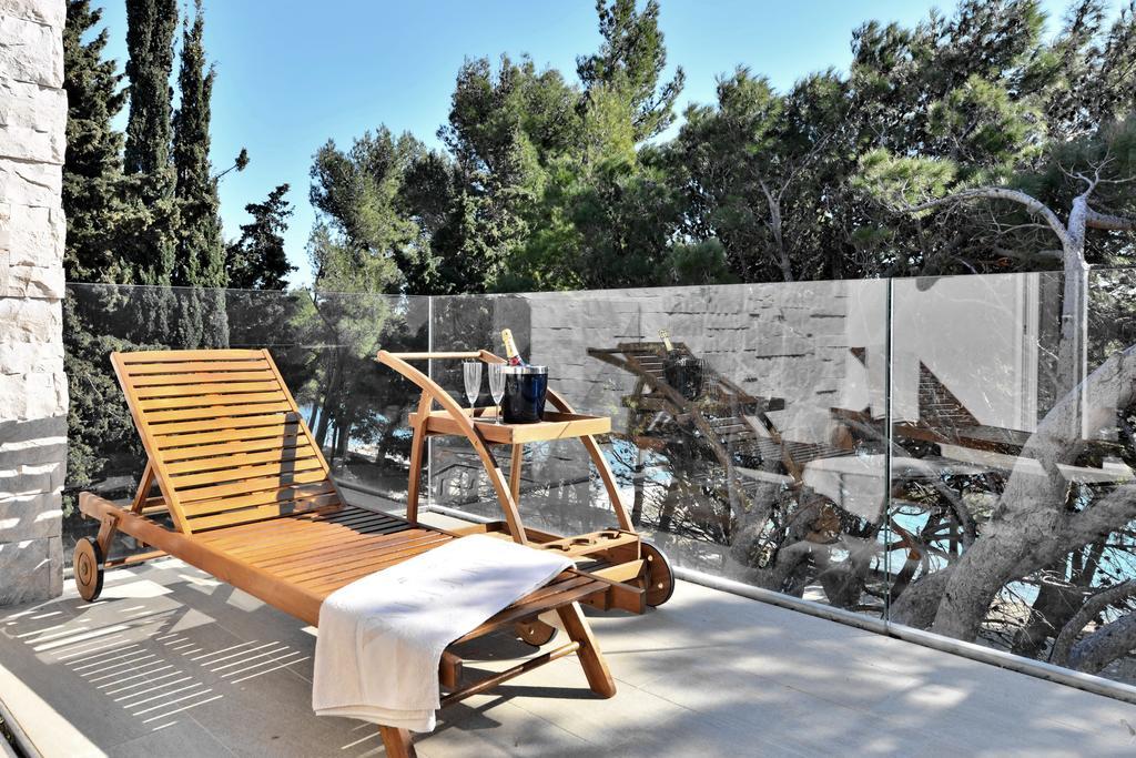 Chiponsky One - 5 Star Beachfront Property Bol Exterior photo