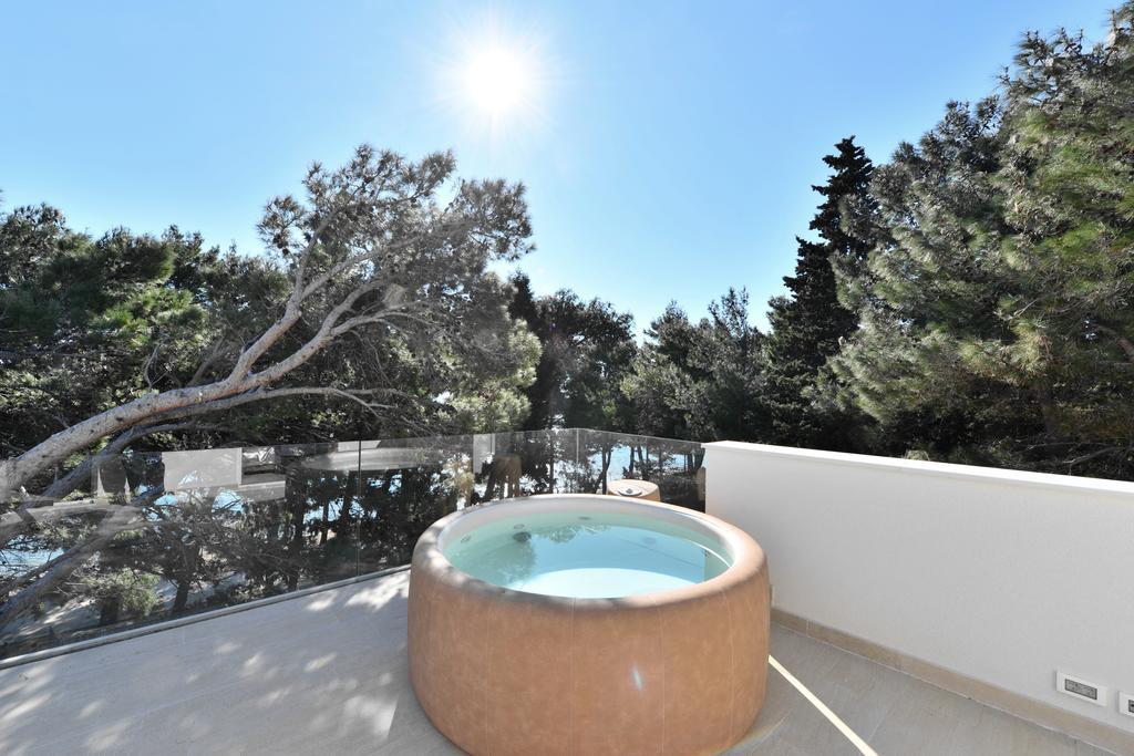 Chiponsky One - 5 Star Beachfront Property Bol Exterior photo