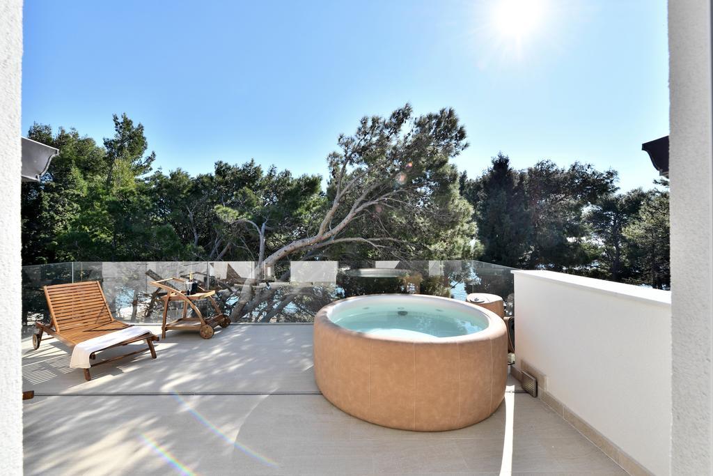 Chiponsky One - 5 Star Beachfront Property Bol Exterior photo