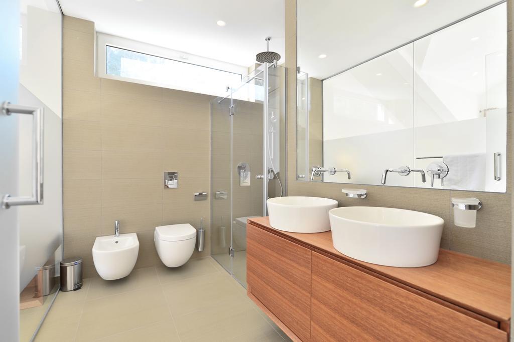 Chiponsky One - 5 Star Beachfront Property Bol Exterior photo