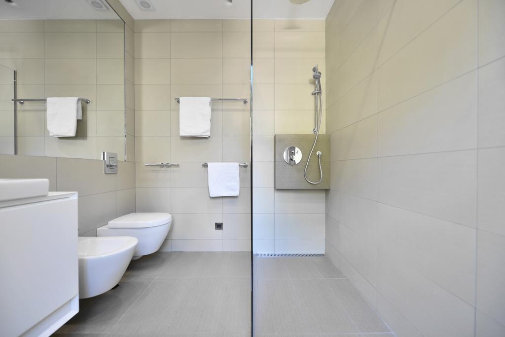 Chiponsky One - 5 Star Beachfront Property Bol Exterior photo