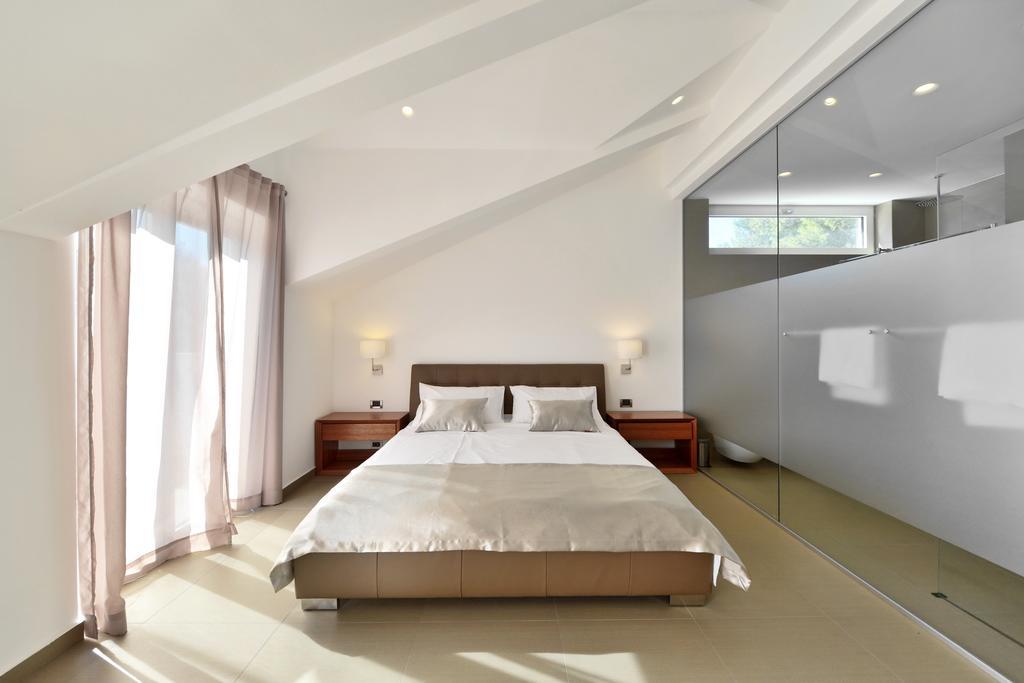 Chiponsky One - 5 Star Beachfront Property Bol Exterior photo