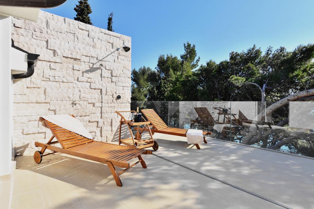 Chiponsky One - 5 Star Beachfront Property Bol Exterior photo