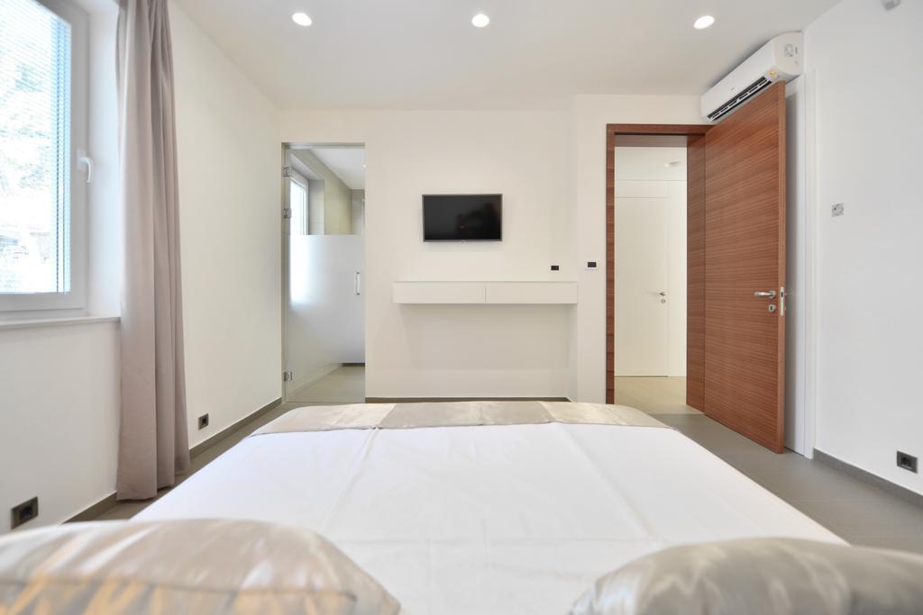 Chiponsky One - 5 Star Beachfront Property Bol Exterior photo