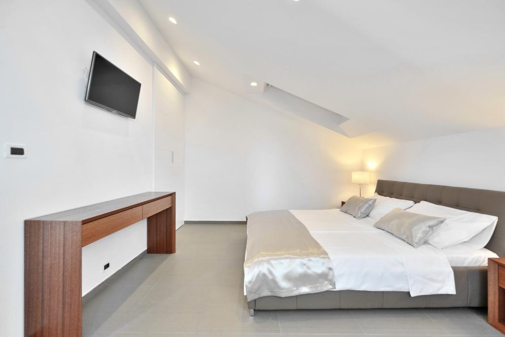 Chiponsky One - 5 Star Beachfront Property Bol Exterior photo