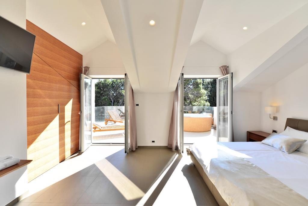 Chiponsky One - 5 Star Beachfront Property Bol Exterior photo