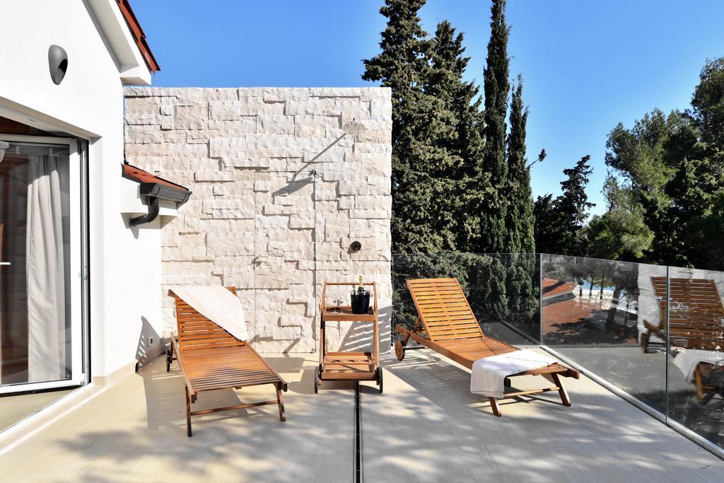 Chiponsky One - 5 Star Beachfront Property Bol Exterior photo