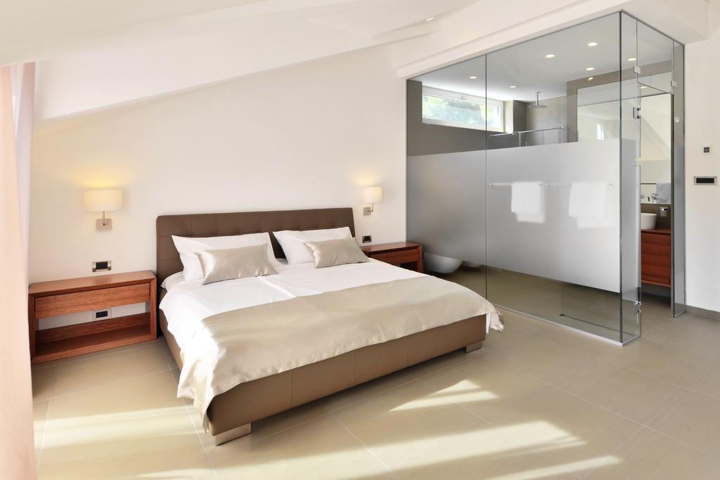 Chiponsky One - 5 Star Beachfront Property Bol Exterior photo