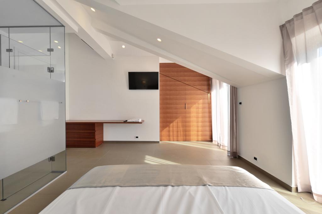 Chiponsky One - 5 Star Beachfront Property Bol Exterior photo